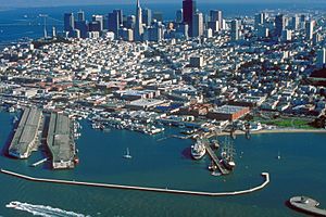 Archivo:Fishermans Wharf aerial view
