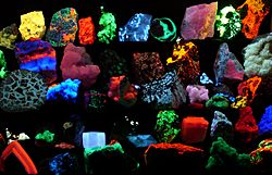 Archivo:Fluorescent minerals hg