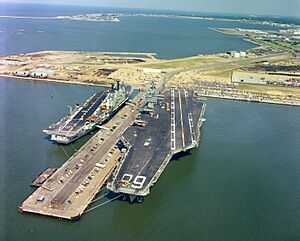 Archivo:HMS Ark Royal USS Nimitz Norfolk1 1978