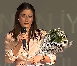Hazal Kaya İstanbul Aydın Üniversitesi İletişim Ödülleri’nde (2).jpg
