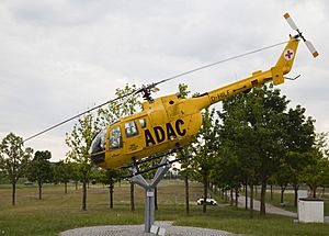 Archivo:Helicóptero de salvamiento Bölkow Bo 105 de ADAC 'Christoph 1', Parque de visitantes, Aeropuerto de Múnich, Alemania, 2012-05-27, DD 01