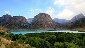Archivo:Iskandarkul lake 2