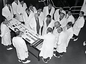 Archivo:Kurchatov at Harwell on 26 April 1956