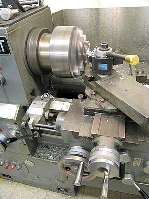 Archivo:Lathe in action