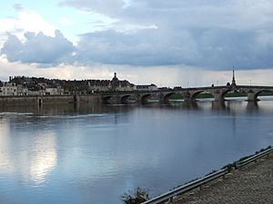 Archivo:Loire River Blois