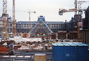 Archivo:Louvre Pyramid construction 1987