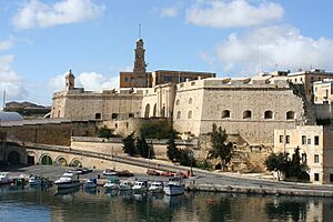 Archivo:Malta-city-wall