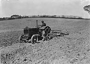 Archivo:Man harrowing with tractor and disk harrow (1295027)