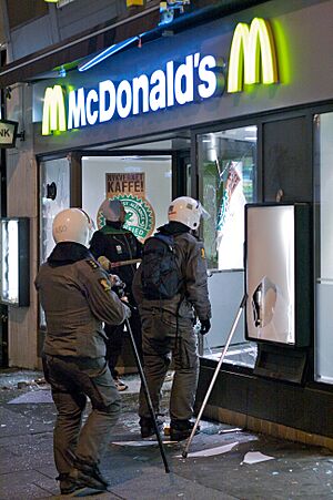 Archivo:McDonald's destroyed Oslo riots