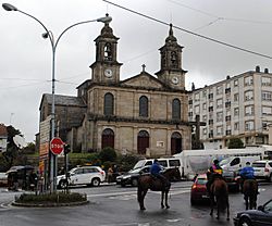 Monterroso, igrexa e cabalos na rúa.JPG
