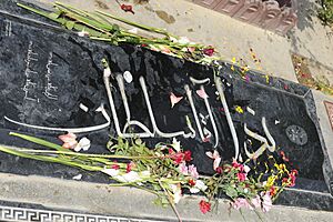 Archivo:Neda Agha-Soltan gravesite in Behesht-e Zahra cemetery in Iran