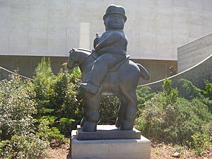 Archivo:PikiWiki Israel 19479 quot;Man on a horsequot; by Fernanndo Botero in