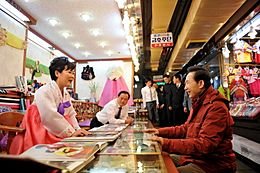 Archivo:President Lee visiting a traditional market during the Lunar New Year holiday (4386457106)
