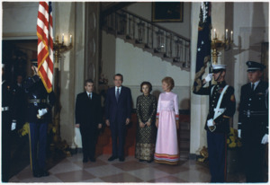 Archivo:President and Mrs. Nixon with President of the Council of State of the Socialist Republic of Romania and Mrs.... - NARA - 194560