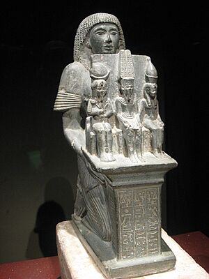 Archivo:Ramessesnakht Theban Triad Statue 2012