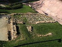 Archivo:Restes arqueològiques vora el castell de Vallparadís