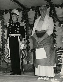Archivo:Sir Kenneth Maddocks with Queen Salote Tupou III