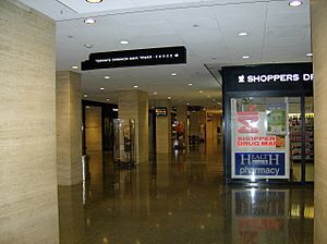 Archivo:TDCenter shopping concourse near Canoe elevators