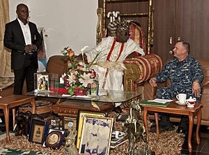 Archivo:US Navy 110808-N-XK513-050 Rear Adm. Kenneth J. Norton visits with His Royal Majesty Alaiyeluwa Oba Riliwanu Babatunde Osuolale Arema Akiolu I, Oba