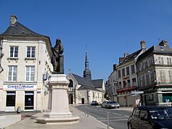 Villers-Cotterêts statue et église 1.jpg