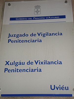 Archivo:Xuridic signboard bilingual Castilian-Asturian
