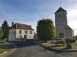 Église Saint-Calais de Saint-Calez-en-Saosnois et presbytère.jpg