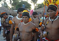 Archivo:Índios da etnia Kuikuro