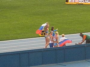 Archivo:2013 IAAF World Championship in Moscow Russian Women Relay 4x400 Team and Anna Chicherova 01