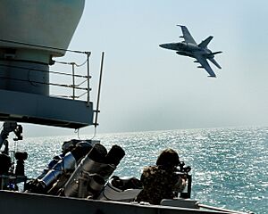 Archivo:A Kuwaiti F18 Hornet Conducts a Simulated Air Attack on HMS St Albans During an Exercise in the Middle East MOD 45153522