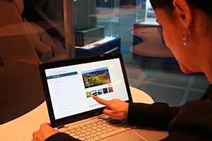 Archivo:Adjusting Ultrabook Setting Using Touchscreen