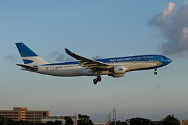 Aerolineas Argentinas Airbus A330-200 LV-FNL (15203360984).jpg