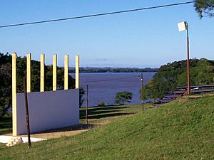 Archivo:Anfiteatro de Yapeyú, frente al río Uruguay. En la orilla de enfrente se encuentra la ciudad de João Arregui (Brasil).