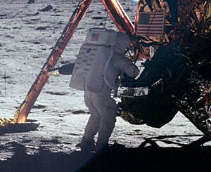 Archivo:Armstrong on Moon (As11-40-5886) (cropped)