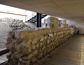 Avantmuralla medieval o barbacana, Alacant (La Ciutat Descoberta).JPG