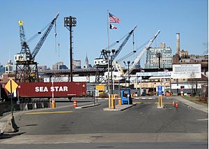 Archivo:Brooklyn Navy Yard main gate jeh