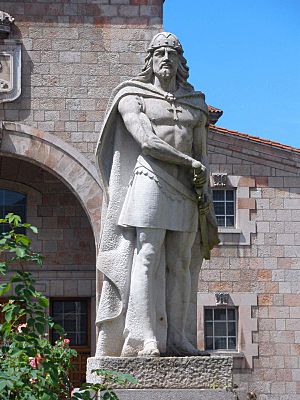 Archivo:Cangas de Onís - Monumento a Don Pelayo