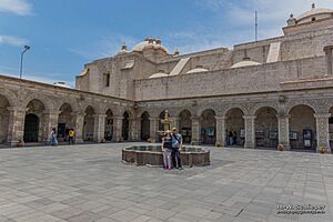 Archivo:Claustros de la Iglesia Compañia de Jesus, Arequipa