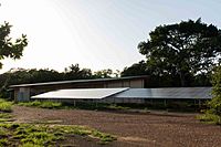 Archivo:Comoé Researchstation Lab and solar panels