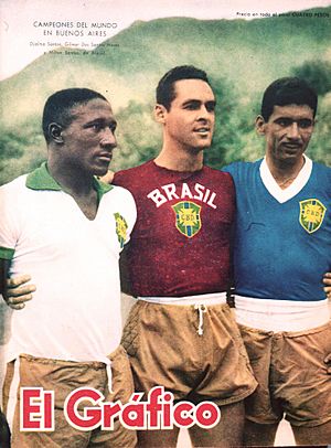 Archivo:Djalma Santos, Gilmar Dos Santos Neves y Nilton Santos (Brasil) - El Gráfico 2062