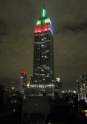 Archivo:Empire State Building mit Weihnachtsbeleuchtung