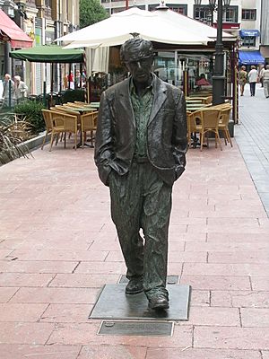 Archivo:Estatua Woody Allen en Oviedo
