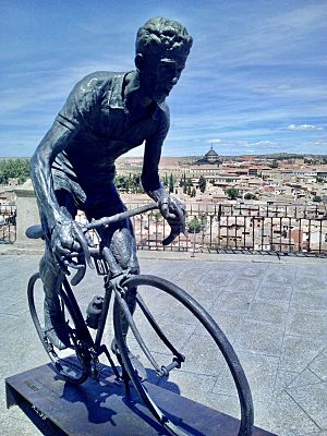 Archivo:Estatua del ciclista toledano Federico Martín Bahamontes, esculpida por Javier Molina e inaugurada en la calle Real de la Arrabal de Toledo el 6 de mayo de 2018