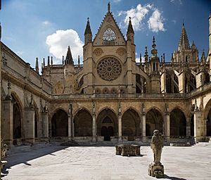 Archivo:Fachada norte Catedral de León vista desde el Claustro