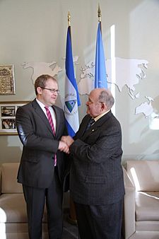 Archivo:Foreign Minister Urmas Paet and President of the UN General Assembly Miguel d´Escoto Brockmann (3198054077)
