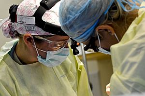Archivo:From left, U.S. Air Force Maj. Melissa Fisher, an oral and maxillofacial surgeon with the 633rd Medical Group, and Senior Airman Brittnie Pierce, an oral maxillofacial surgery technician with the 633rd Medical 140102-F-AV193-072