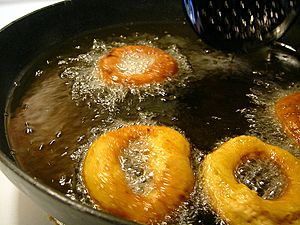 Archivo:Frying doughnuts