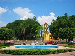 Fuente y Templo de Santiago Apostol - Jiutepec, Morelos..jpg