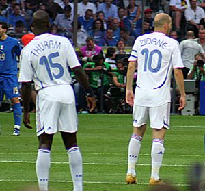 Archivo:Italy vs France - FIFA World Cup 2006 final - Lilian Thuram and Zinedine Zidane