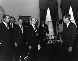 Archivo:Kennedy Receives Mariner 2 Model
