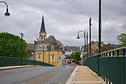 La Suze-sur-Sarthe - Vue depuis le pont 1 (2012).JPG